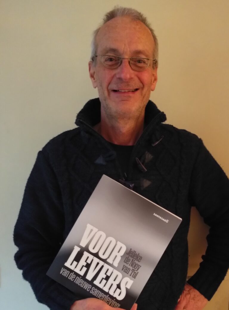 Hans met het boek "Voorlevers van de nieuwe samenleving"